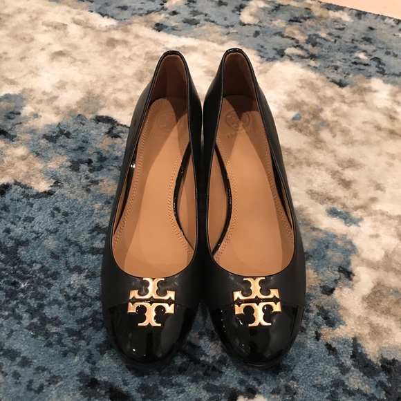 Tory Burch Shoes - Tory Burch chelsea cap-toe pump